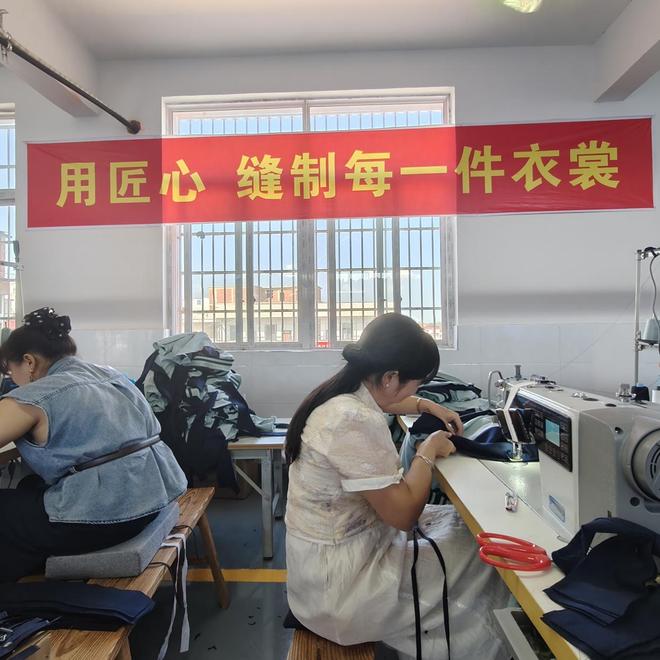 饰江西生产基地顺利投产开元棋牌网站浙江金裁服(图1)