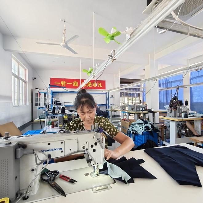 饰江西生产基地顺利投产开元棋牌网站浙江金裁服(图2)